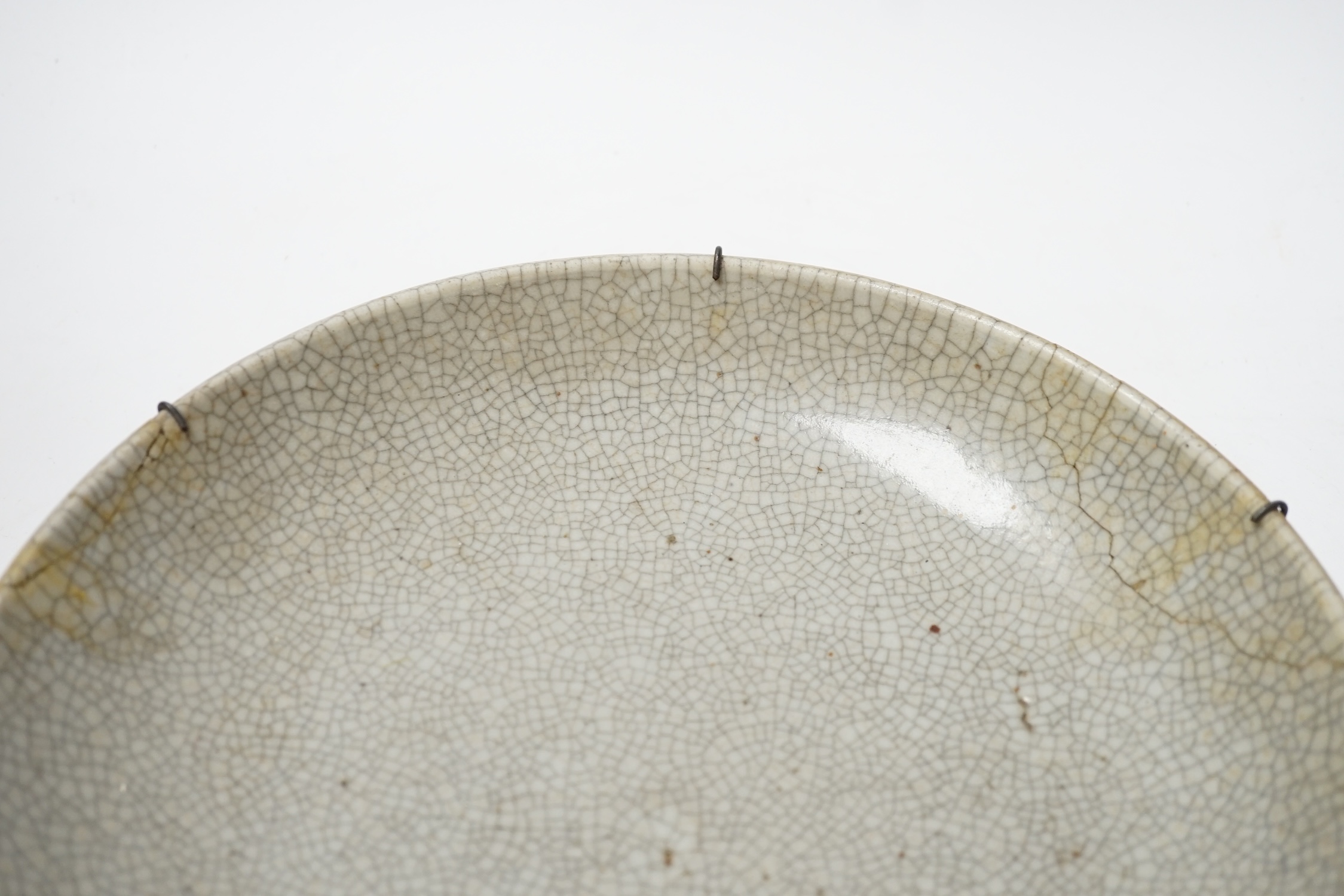 A Chinese Guan type crackle glaze dish, Qing dynasty, 26cm diameter